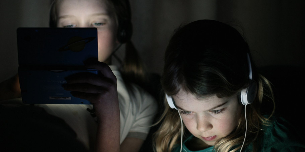 Growing up Mobile: 4 Ways to Manage Screen Time With Small Kids