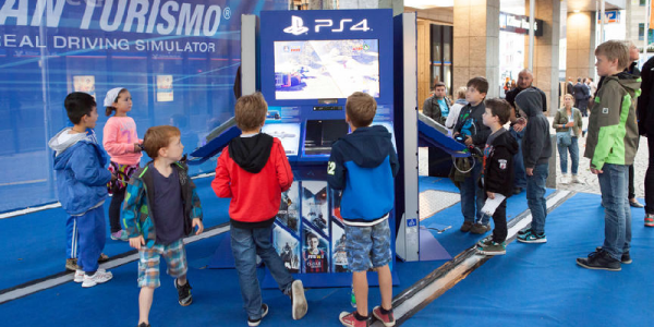 Gamescom Kids Playing PS4